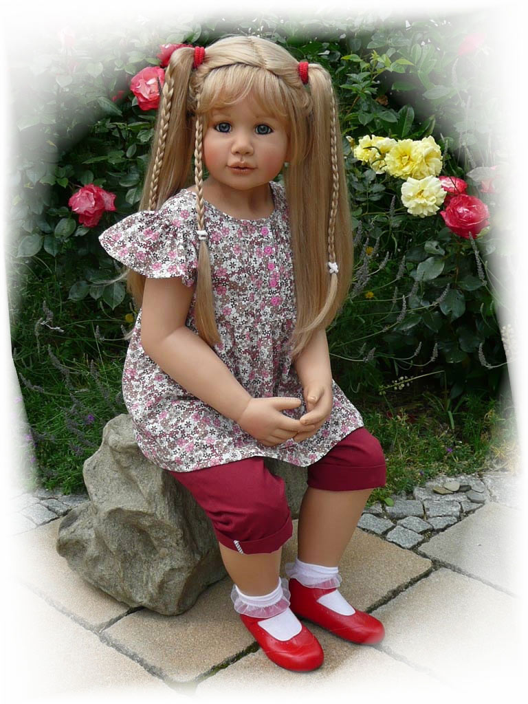 Какая кукла красивей. Куклы для девочек. Большая кукла. Красивые детские куклы. Кукла высокая.